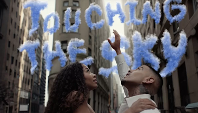 Rauw Alejandro presenta Touching The Sky su nuevo sencillo