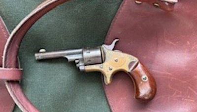 TSA: Encuentran una pistola antigua en equipaje de mano en el aeropuerto de Newark