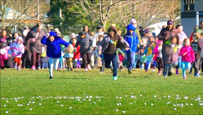 中英對照讀新聞》Children race to collect marshmallows dropped from a helicopter at a Detroit-area park孩子們在底特律地區一處公園爭相領取從直升機降落的棉花糖