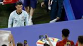 Cristiano Ronaldo por poco es pateado por un fan que saltó desde las gradas: video