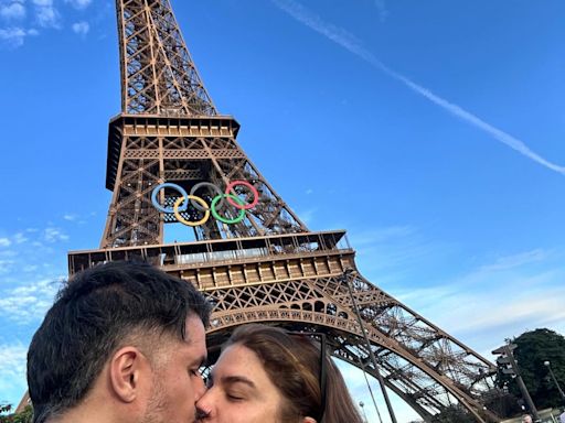 Priscila Fantin e Bruno Lopes publicam novo clique romântico em frente a Torre Eiffel