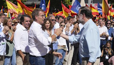 La sorna de Rajoy en la manifestación del PP: 'Voy a pedir la dimisión de Feijóo'