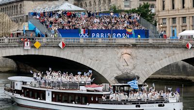 Zinedine Zidane, Jamel Debbouze y un misterioso encapuchado llevaron la antorcha olímpica al Puente de Austerlitz en la inauguración de París 2024