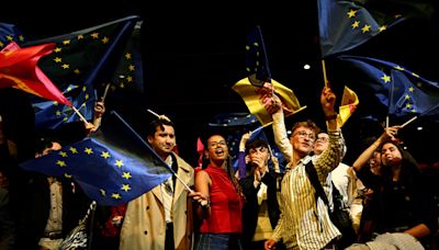 Européennes : Raphaël Glucksmann réunit jeunesse et vieille garde socialiste pour entretenir la dynamique