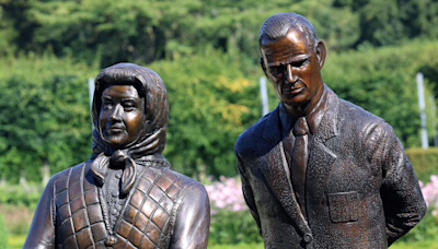 Queen Elizabeth and Prince Philip statue sparks hilarity online