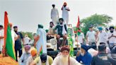 Stopped from heading towards Ambala, farmers stage dharna on Hisar road