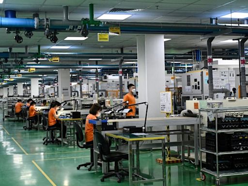 Vietnam economy expands 6.4 percent in first half of year