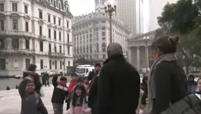 El inesperado momento de Guillermo Francos cuando se cruzó a alumnos de primaria junto a sus dos maestras