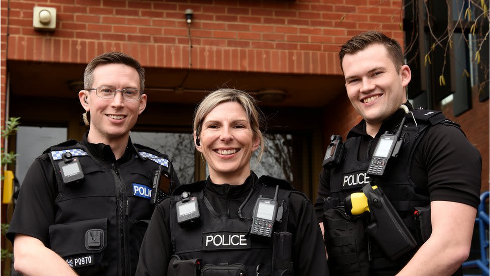 Thames Valley PCs who disarmed 'gunman' honoured for bravery