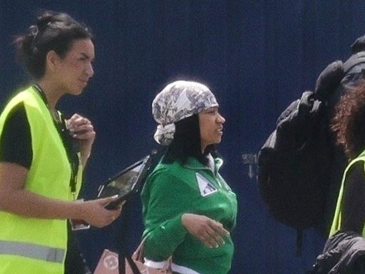 Nicki Minaj chega a Paris acompanhada pela polícia após ser presa por transportar drogas