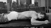 Jeremy Allen White se baja los pantalones para su debut para Calvin Klein en una enorme pancarta en Nueva York