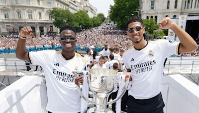 Vini Jr. é o ‘melhor jogador do mundo’, diz Bellingham em festa de título do Real Madrid; veja vídeo