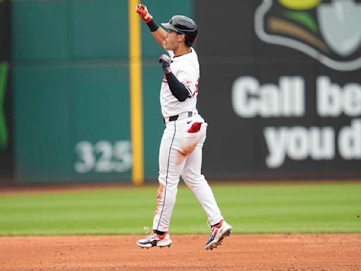 Steven Kwan homers, takes over as majors' leading hitter as Guardians roll over White Sox 8-4