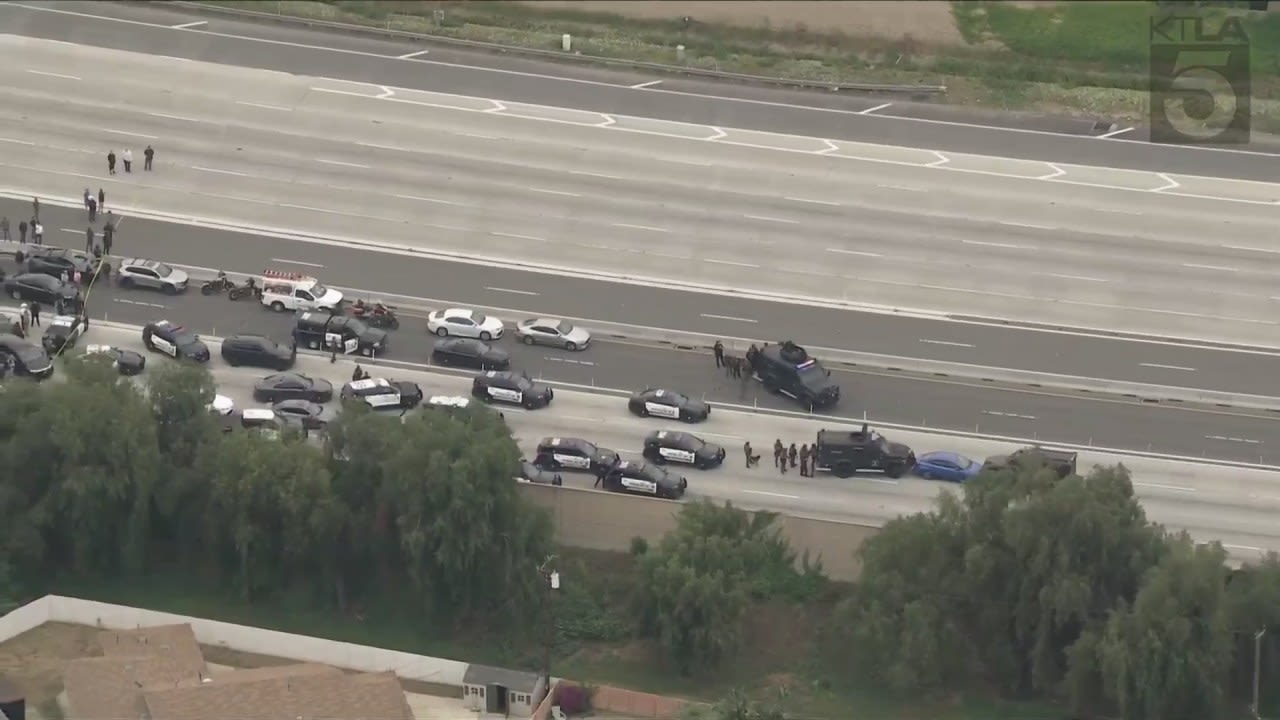 Police standoff on 91 Freeway in O.C. forces lane closures in both directions