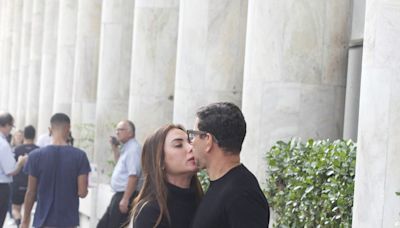 Após confirmação de volta, Nicole Bahls troca beijos com namorado em aeroporto