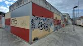 Vecinos y comercios piden más vigilancia para detener la plaga de grafitis en Mieres