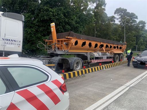 砂石車國3輪胎鬆脫！「北上噴到南下」車道「瑞典坦克」撞上…車頭卯了