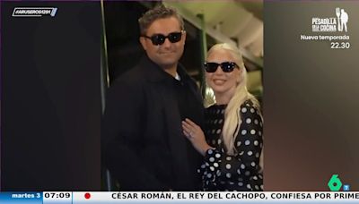 Lady Gaga presume de anillo de compromiso en su llegada a Venecia con su novio, Michael Polansky