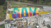 La Cima de la Libertad de Quito grita "SOY RAÍZ", obra de los españoles Boa Mistura