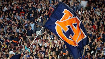 Auburn cheerleader welcomes Oklahoma with wild backflip kick to player's helmet