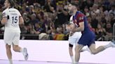 Los jugadores del Barça celebran su clasificación para la Final Four junto a la afición