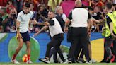 ¿Peligra la final para Morata? ¡Una insólita 'entrada' de un hombre de seguridad deja tocado al delantero de España tras el triunfo sobre Francia! | Goal.com México