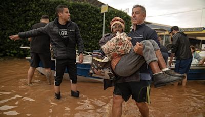 Rescates a contrarreloj en inundado sur de Brasil para intentar contener la tragedia