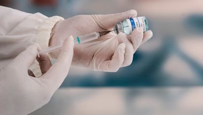 FDA vaccine advisers vote unanimously in favor of updated Covid-19 shot for fall