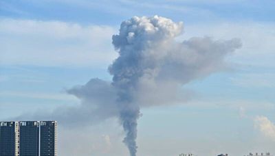 高雄本洲工業區廢棄物處理廠大火 濃煙直竄天際