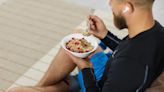 ¿Es mejor tomar proteína en el desayuno o en la cena para ganar masa muscular? Esto dice la ciencia