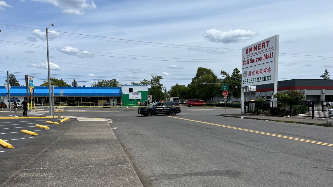 Fatal crash shuts down 82nd north of Foster in Southeast Portland