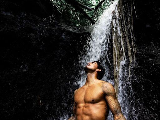 Gabriel Medina renova as energias em cachoeira