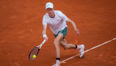 El favorito local Jannik Sinner se retira del Abierto de Italia por una lesión en la cadera