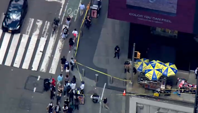 NYPD: grupo ataca con machete a hombre en Times Square; 3 personas bajo custodia