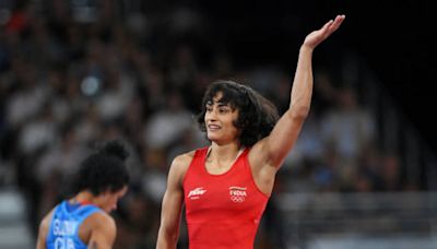 Indian wrestling star Vinesh Phogat disqualified before gold medal bout after coming in 100 grams overweight