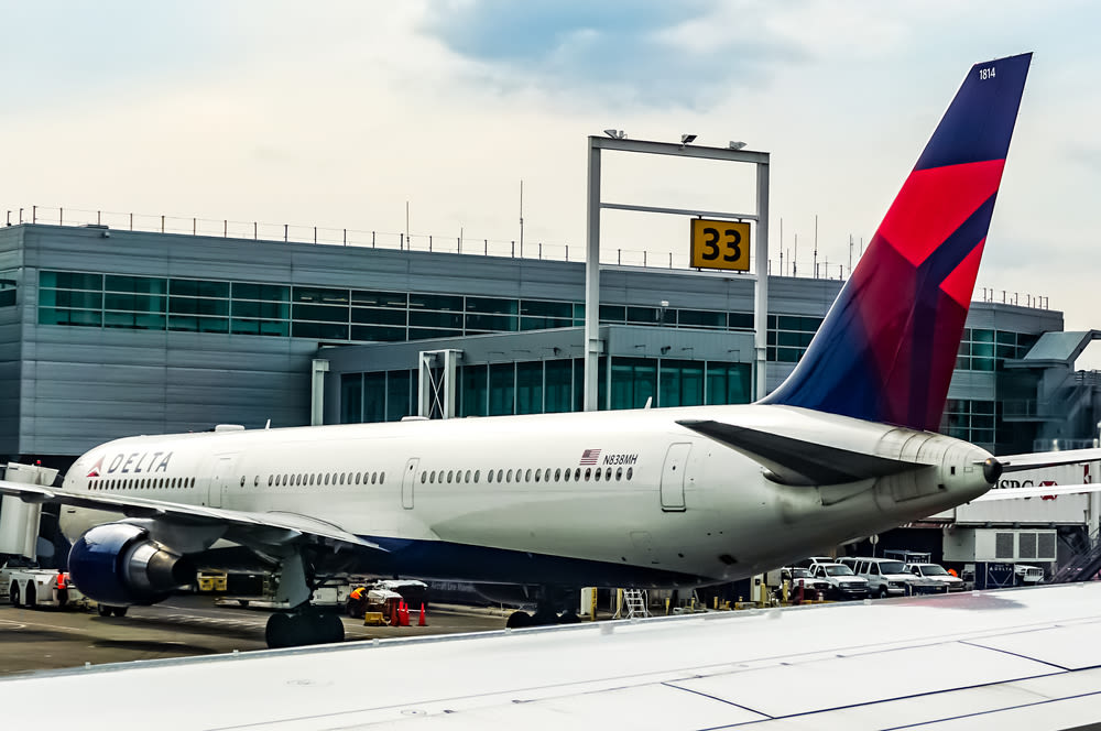 Delta Boeing 767 leaving JFK called back after emergency slide falls off