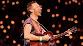 Chris Martin dá carona para fã de 64 anos que estava com dificuldade de andar até show do Coldplay