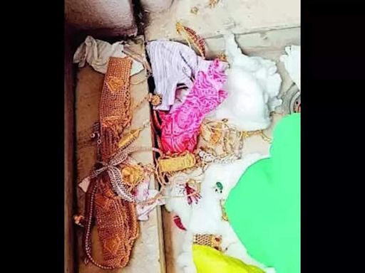 Karnataka govt officer throws 2kg gold bag from house during raid | Bengaluru News - Times of India