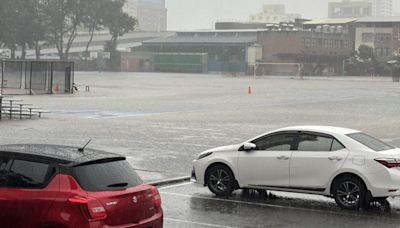 千萬操場暴雨淹水挨酸「雄中湖」 校長嘆：像嘲笑資源班一樣心痛│TVBS新聞網