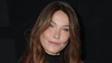 Carla Bruni, 56 ans, n'a jamais eu l'air aussi jeune que sur cette photo - Elle est comparée à Bella Hadid et... Benjamin Button !