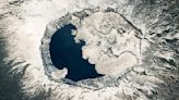Vulcão Monte Nemru com cratera 'yin-yang' é fotografado do espaço pela ISS