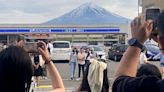 Una ciudad japonesa construirá una pantalla que bloquea la vista del monte Fuji para evitar la concentración de turistas indisciplinados