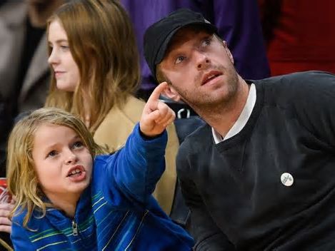 I 18 anni di Moses Martin che è la copia carbone di papà Chris Martin