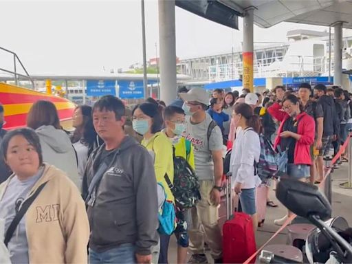 風雨轉小 東港碼頭湧現旅客 搭船前往小琉球