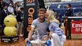 El apasionado beso del tenista Casper Ruud a su mujer para celebrar la victoria en el Torneo Conde de Godó