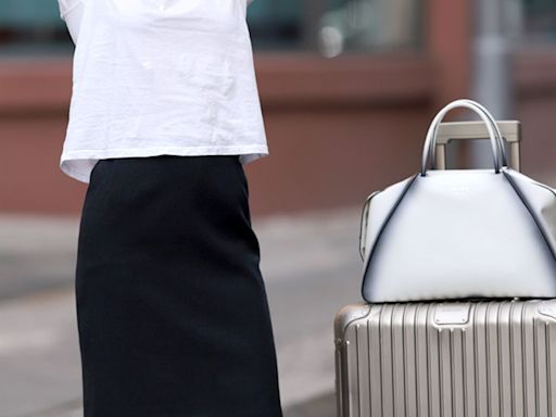 Abrimos la maleta de viaje de nuestra estilista: ¿qué lleva en sus vacaciones en la playa, la ciudad o el campo?