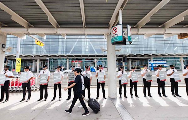 Air Canada Plans for Shutdowns If Deal With Pilots Isn't Reached