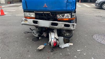 快訊／台中死亡車禍！23歲男騎車擦撞小貨車 連人帶車卡死車底亡