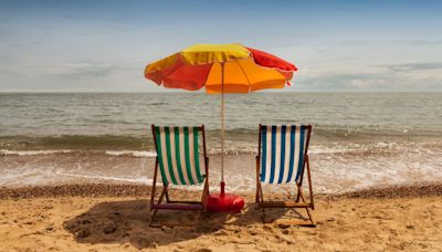 El kit completo para la playa pasa por estas sillas y sombrillas de Amazon con envío rápido