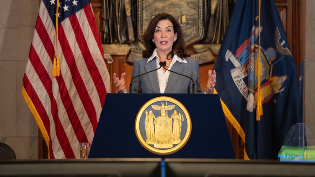 Gov. Hochul warns of new COVID-19 variants, hospitalizations up